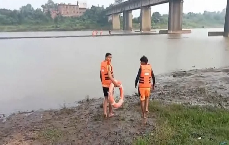 बोकारो में हिंदुस्तान पुल से महिला दामोदर नदी में लापता, दूसरे दिन भी सर्च ऑपरेशन जारी